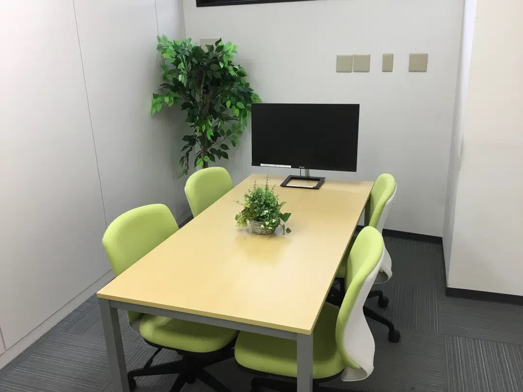 オフィス14(3~4名用/明かり取窓有/24時間利用可/登記可)