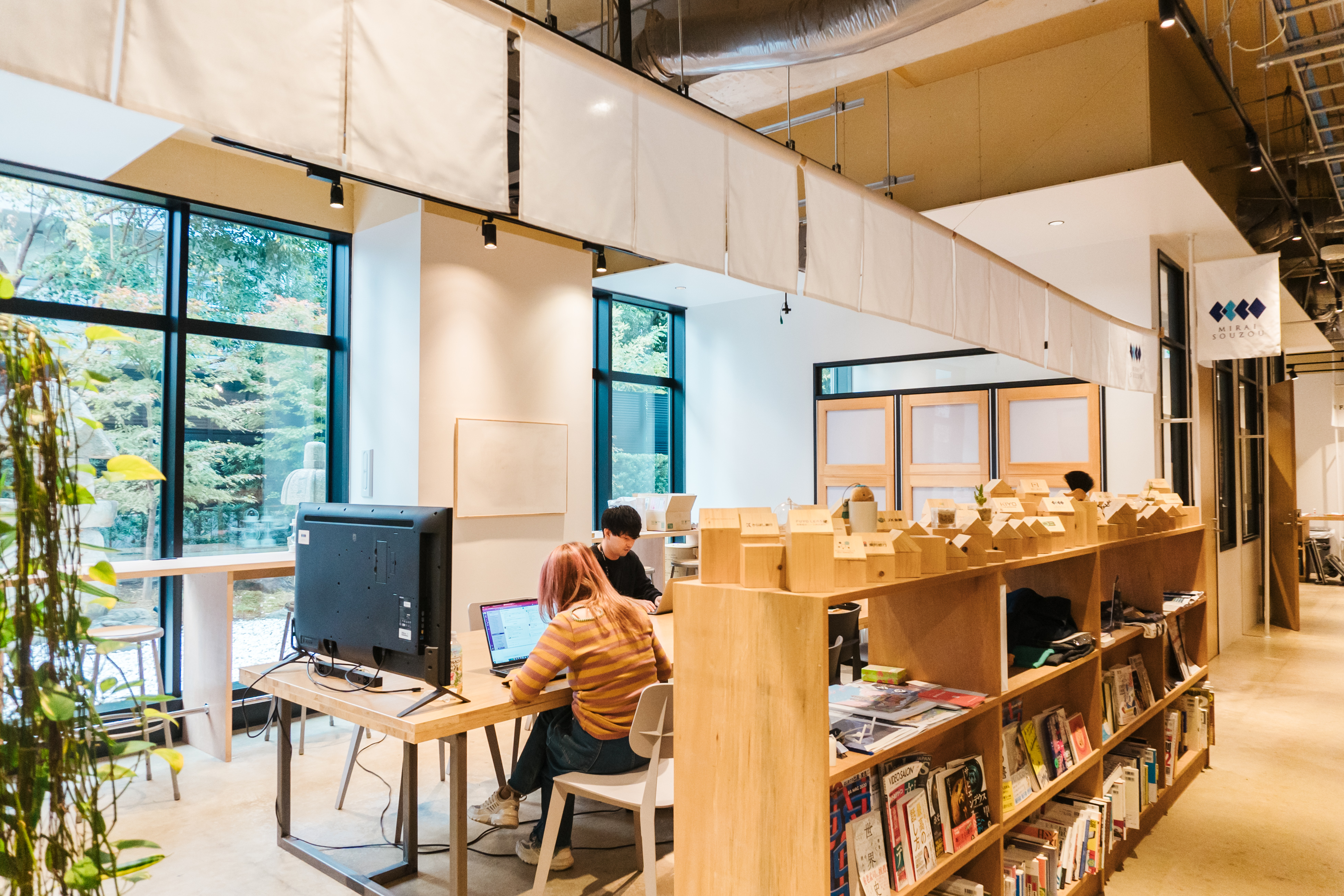 オープン固定席（Dedicated Desks）の写真