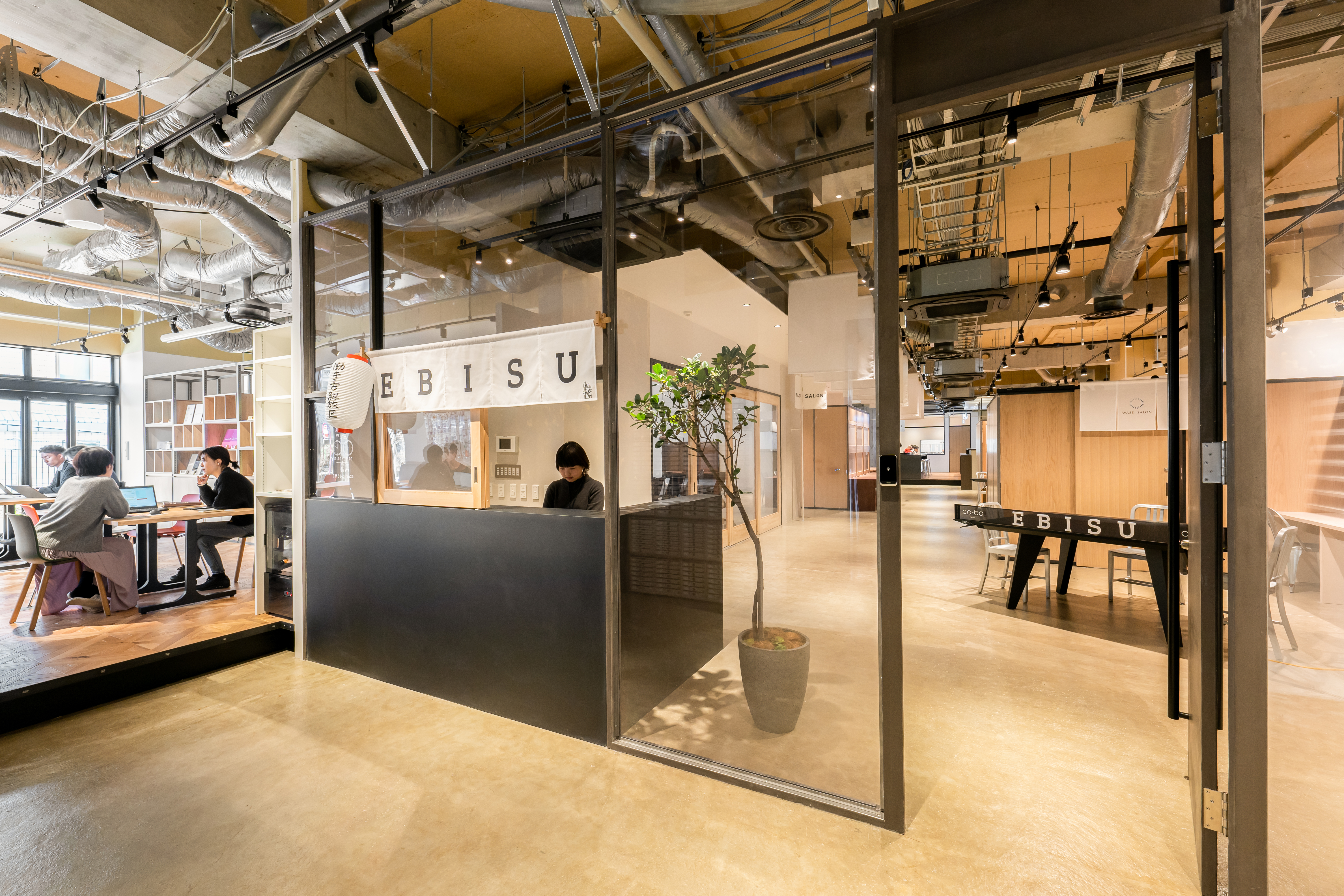 オープン固定席（Dedicated Desks）の写真