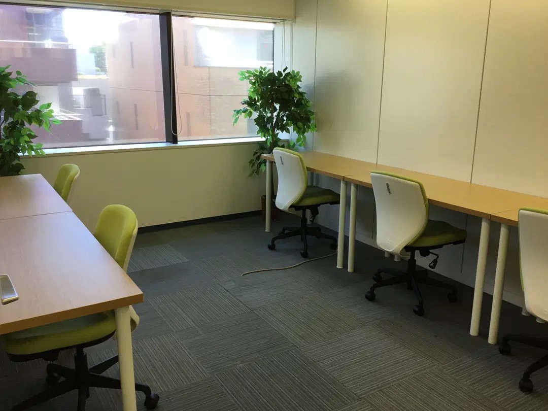 オフィス6(4~5名用/窓有/24時間利用可/登記可)