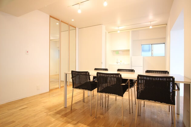 南青山。自由にレイアウト可能な家具付きオフィス。