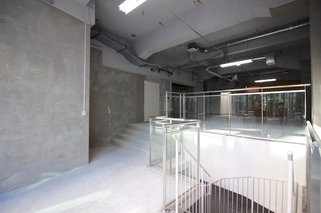 赤坂見附駅出口前、天井高のあるメゾネット路面区画