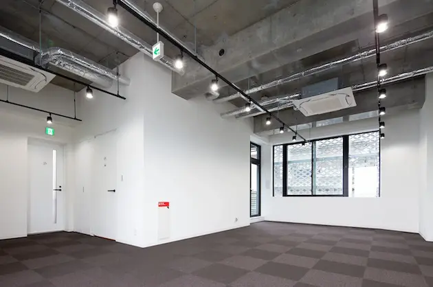 外苑前、天高3.3m、ミニマルなデザイナーズオフィス