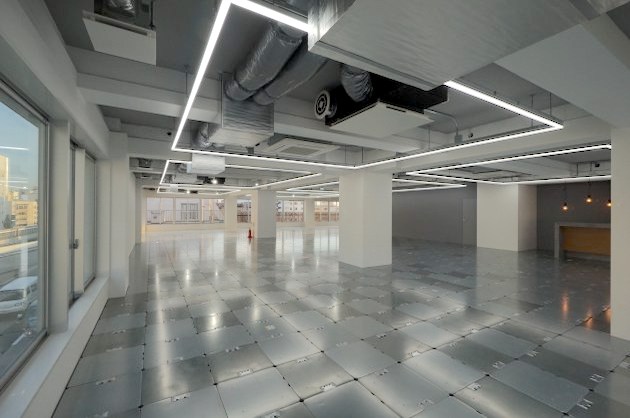 代々木4丁目の一棟貸しリノベオフィス、大型バルコニーと天井高を活かして