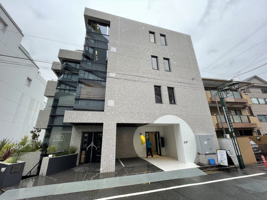 北参道3分のセットアップオフィスのエントランス
