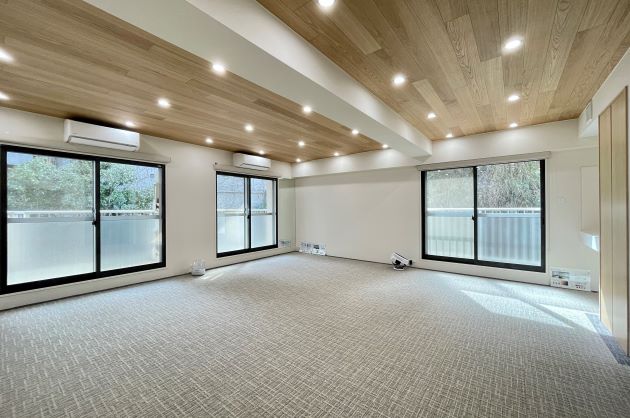 六本木、天井無垢フローリングのリノベオフィス