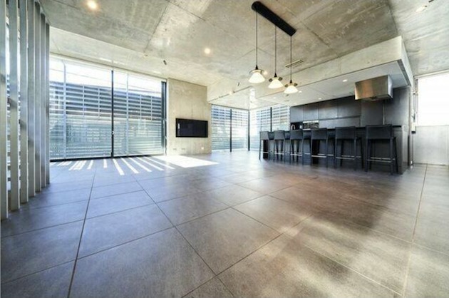 祐天寺3分、コンクリートが美しいバルコニー付戸建