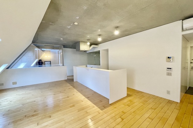 麻布十番2分、個性光る屋根裏風デザイナーズSOHO