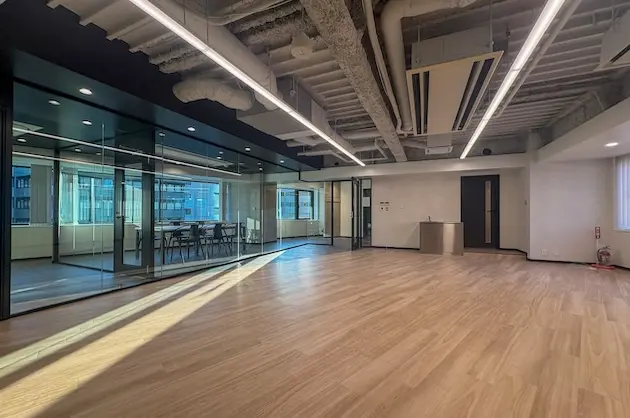 神田駅4分、ガラス会議室のデザインリノベ