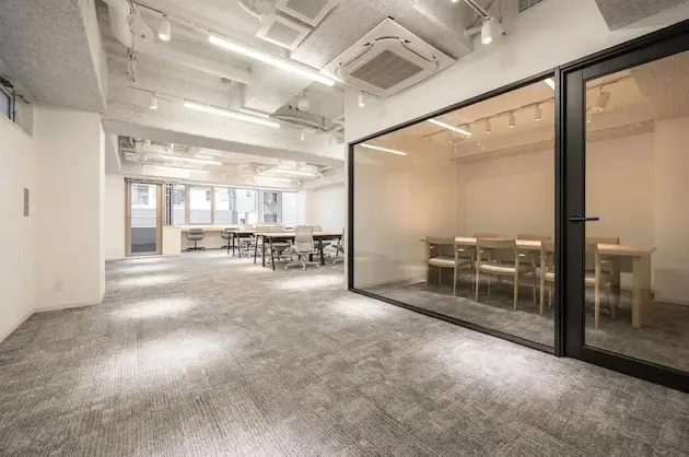渋谷・表参道、シンプルな家具付きリノベオフィス
