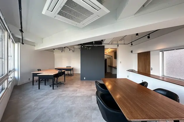 西麻布、都心を一望するモダンなリノベオフィス