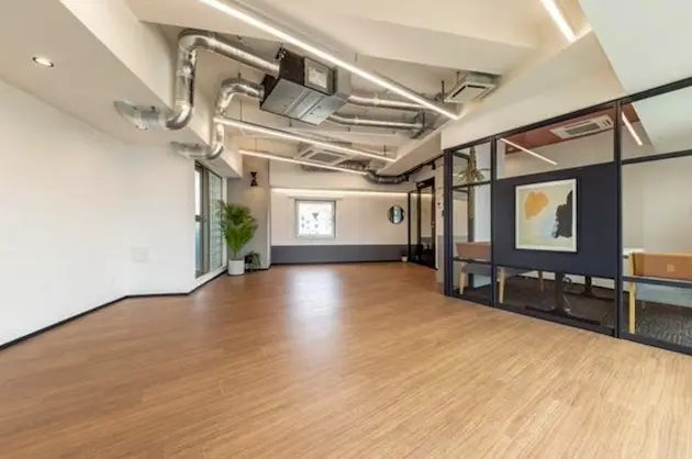 飯田橋至近、温もりあるコンパクトセットアップ