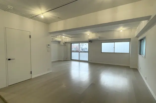 恵比寿4分、細部が光るシンプルオフィス