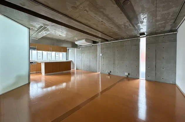 西早稲田4分、螺旋階段とバルコニーの組み合わせ