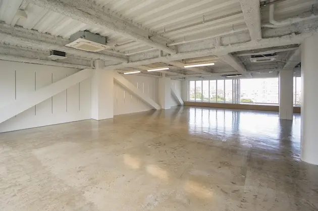 恵比寿駅近く、ホワイトベースの洗練された空間で