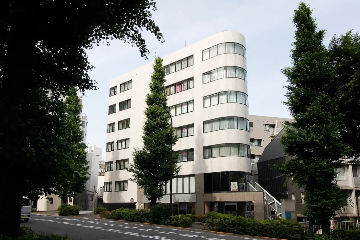 大通りに面した神宮前の店舗オフィスの外観