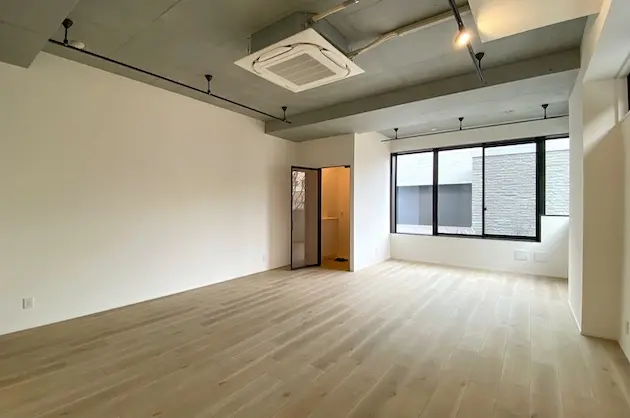 元麻布、高台に完成した築浅の天高SOHOで