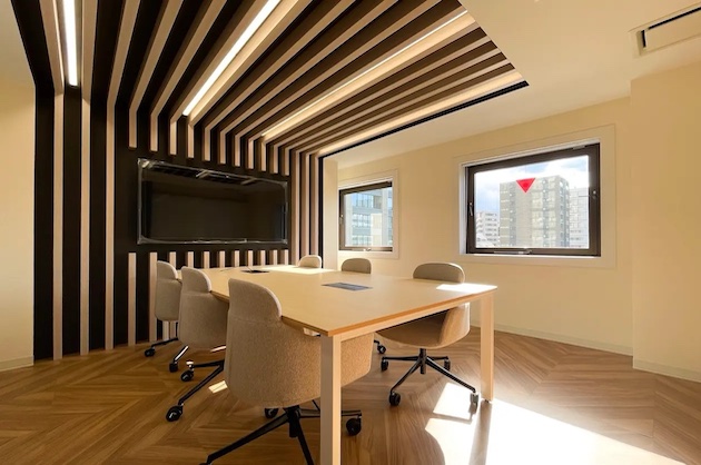 八丁堀、木のアーチと光が彩る家具・会議室付事務所