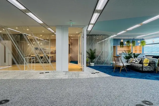 お台場、ベイエリアを臨む大型オフィスビル