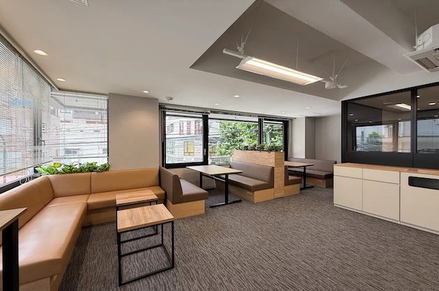 渋谷、1階コンビニの会議室付リノベオフィス