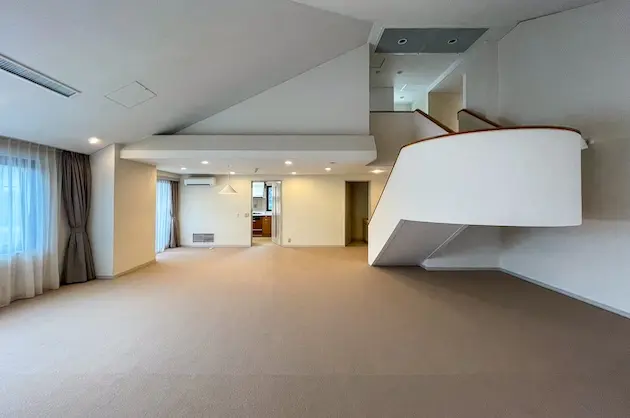 市ヶ谷駅2分、二世帯からなる大型一棟SOHO