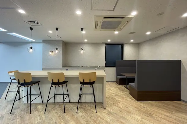 神谷町1分、交流を育むハーフセットアップオフィス