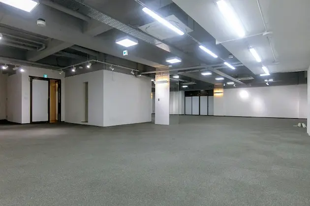 東新宿、素材を魅せる用途自在な地下ワンフロア。