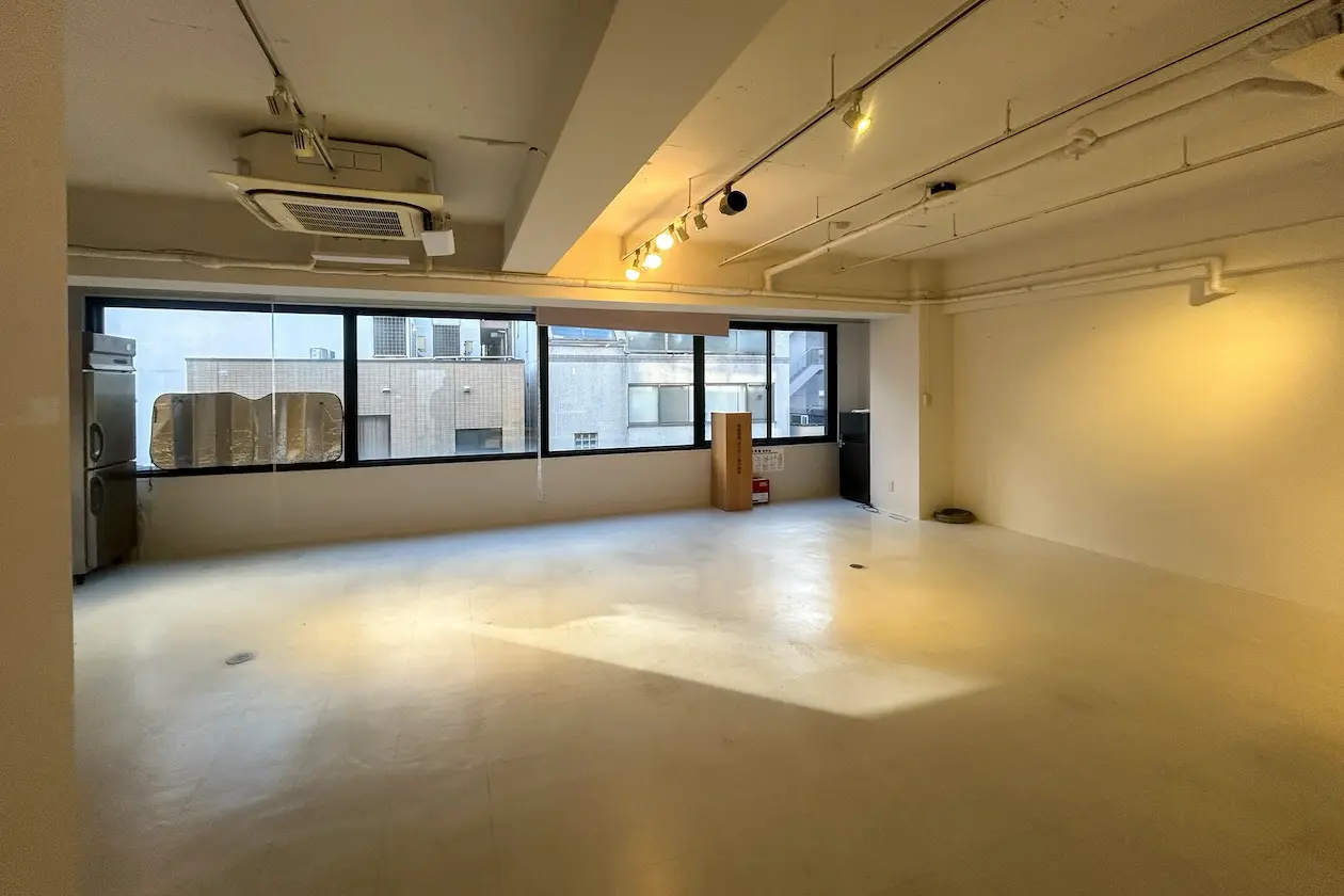 神保町、白を纏ったワンフロアデザインオフィス