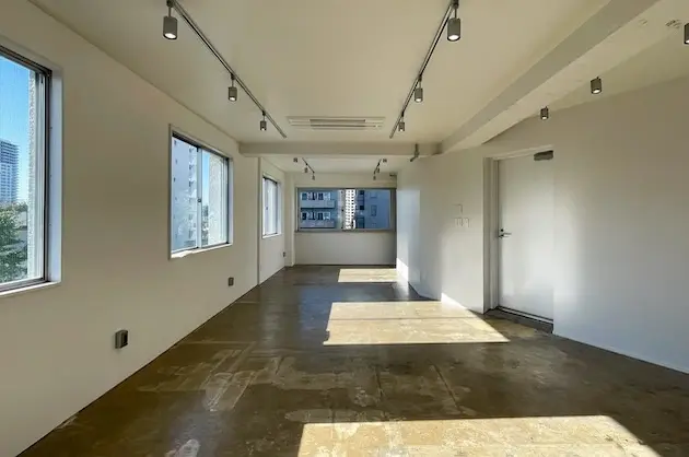 目黒、ラフな質感で統一されたリノベ一棟ビル