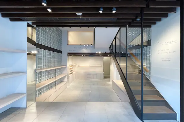 白金、北里通り沿い。ガラス張りのデザイナーズ一棟