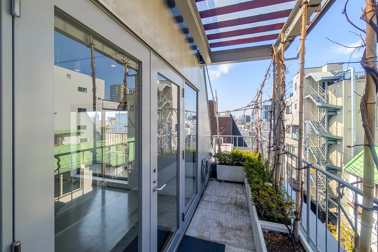 表参道オフィス バルコニー 開放感のある屋外空間