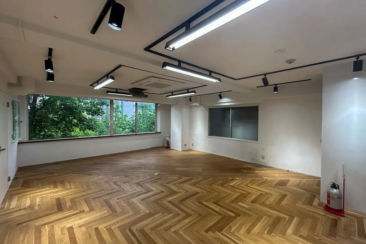 浜町1分、街路樹の緑を借景にしたワンフロアオフィス