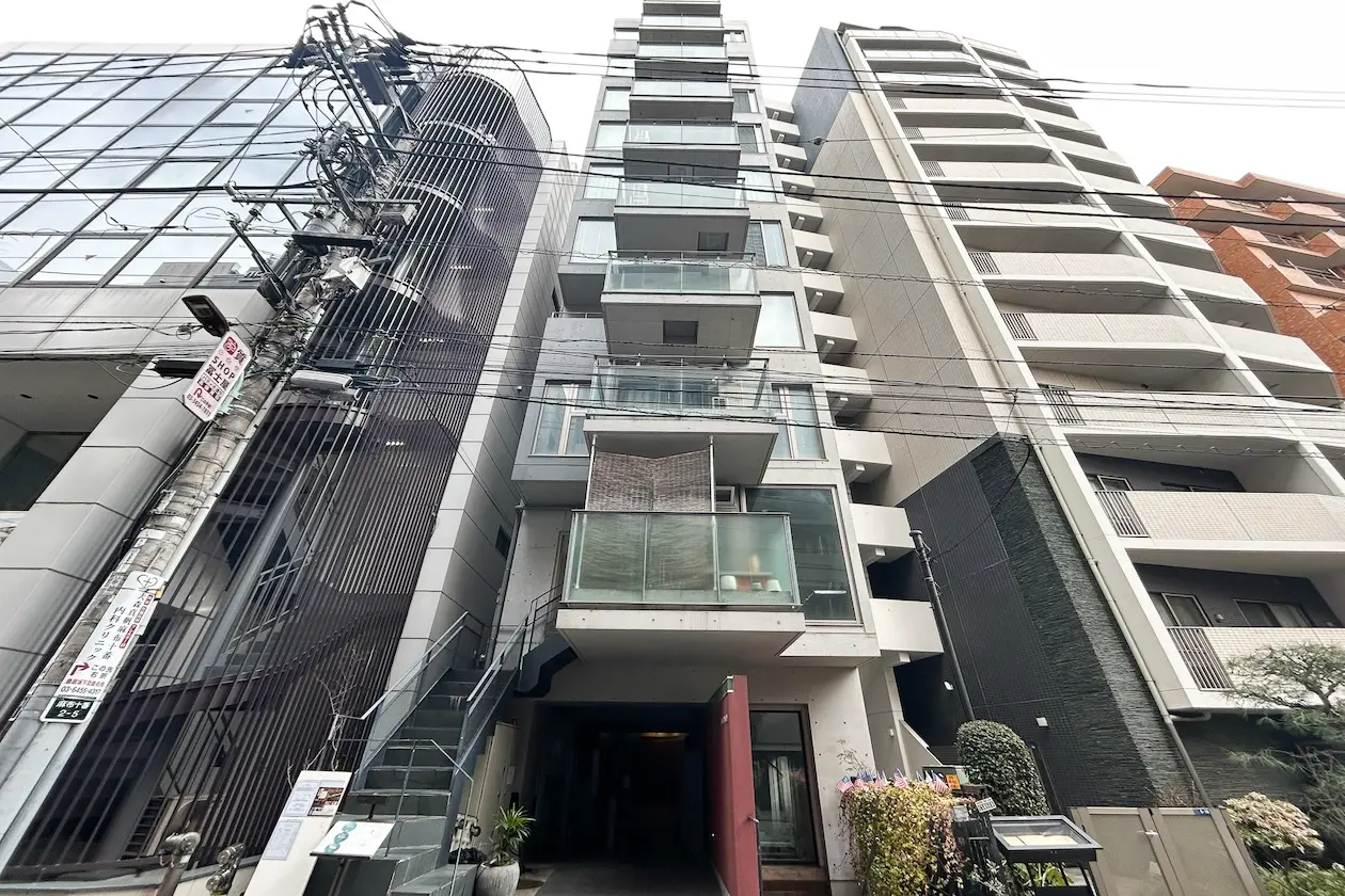 麻布十番3分、白とコンクリートの居抜きオフィス 外観