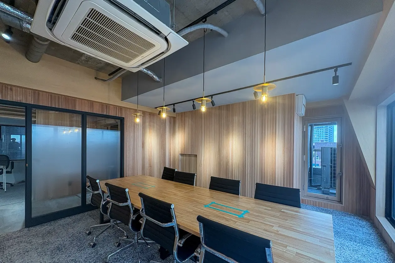 紀尾井町、上質なセットアップで環境を整える。 室内