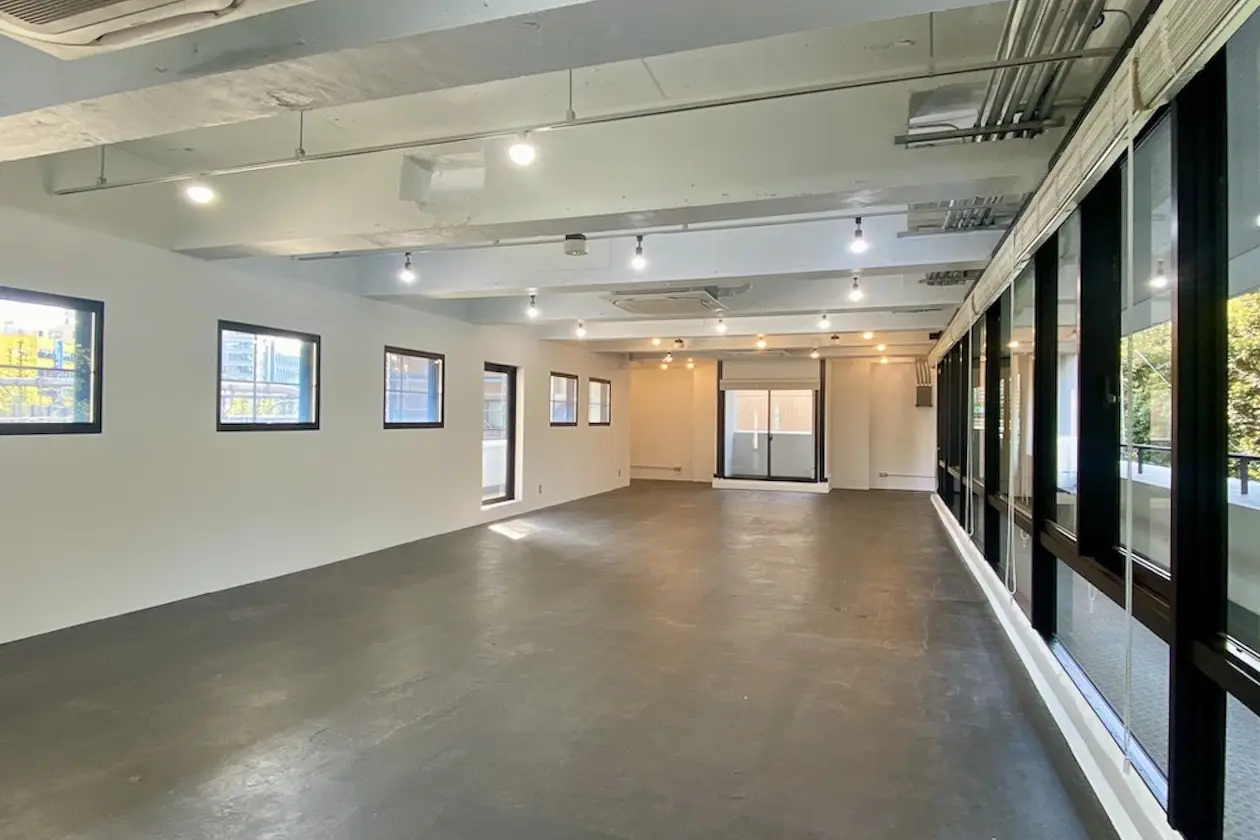 千駄ヶ谷3分、御苑の緑を望むリノベオフィス 室内