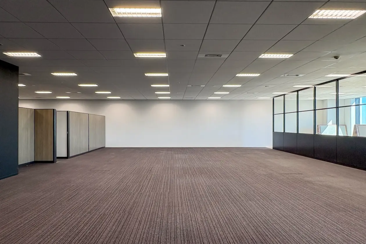 お台場、商業エリア直通の湾岸ビュー居抜きオフィス