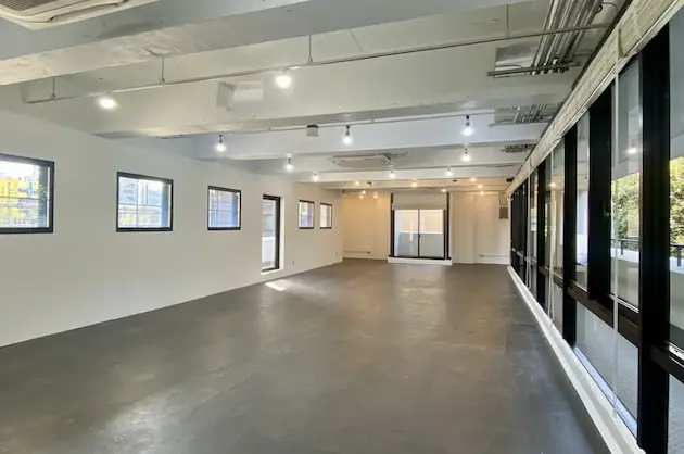 千駄ヶ谷3分、御苑の緑を望むリノベオフィス