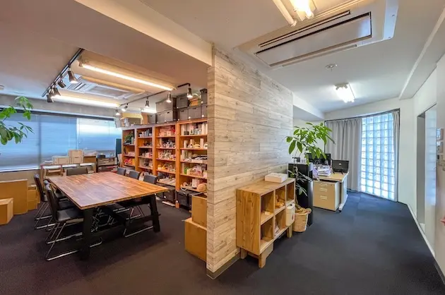 神田3分、木の温もり広がる居抜きオフィス