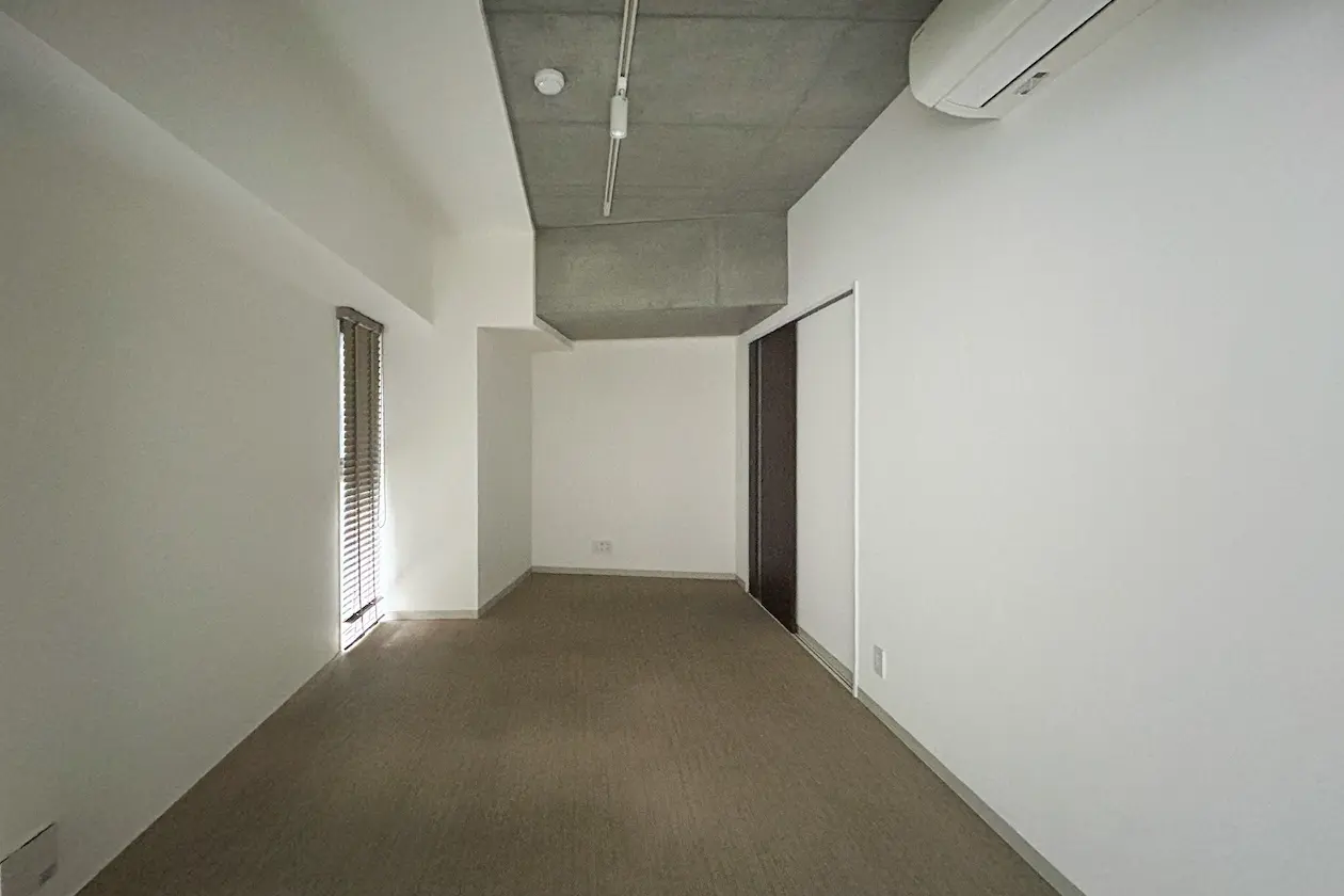 麻布十番3分、白とコンクリートの居抜きオフィス 室内