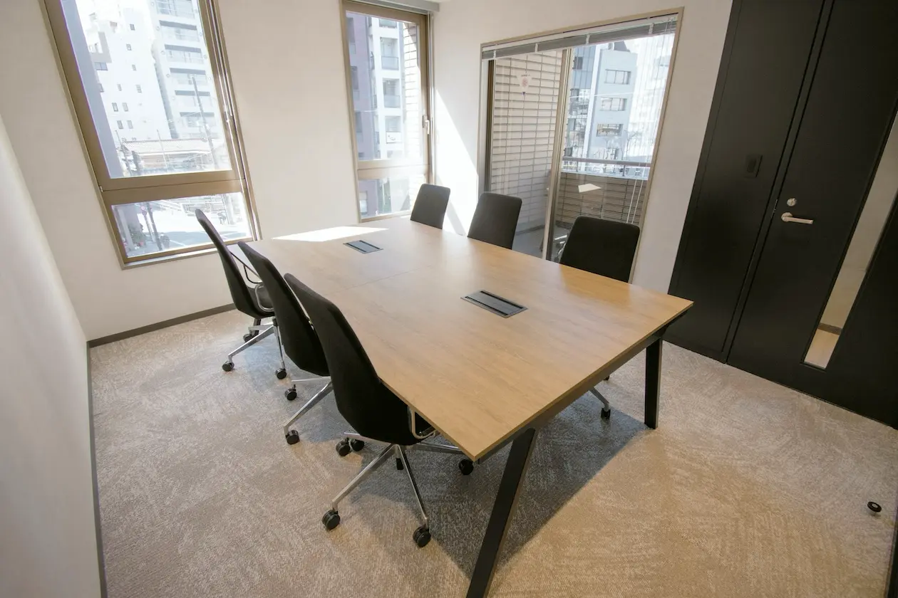 恵比寿、コンパクトな家具付きセットアップ 室内