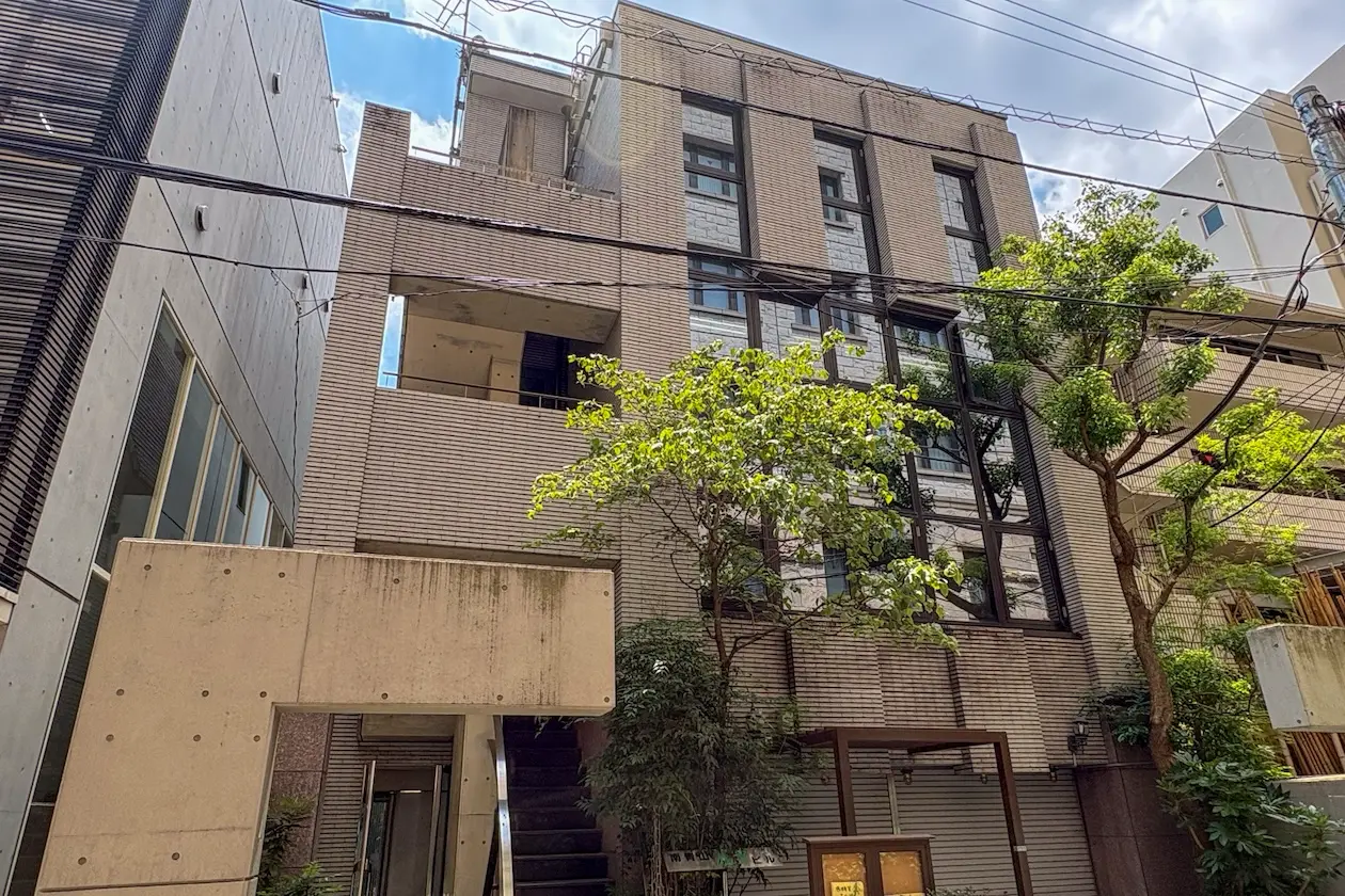 外苑前、施工を見据えたヴィンテージ住居仕様を好条件オフィスへ