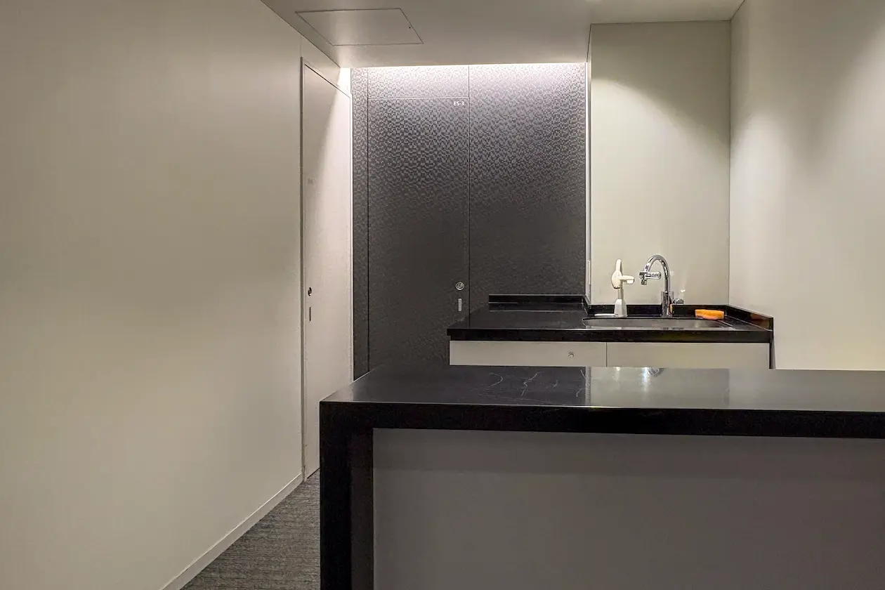 お台場、商業エリア直通の湾岸ビュー居抜きオフィス 室内