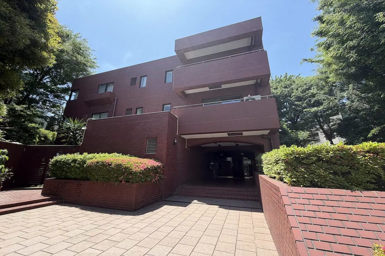 南青山 ビンテージマンション外観 レンガ調 緑豊か