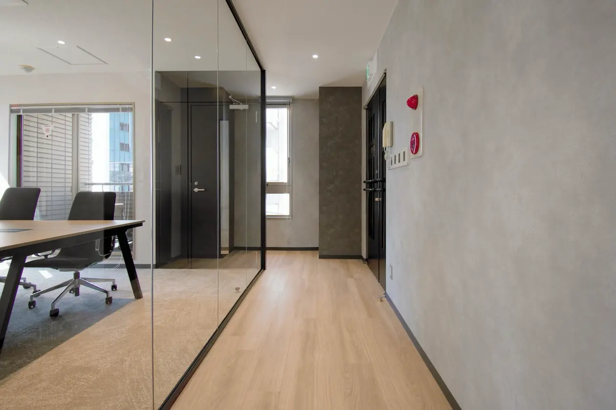 恵比寿、コンパクトな家具付きセットアップ 室内