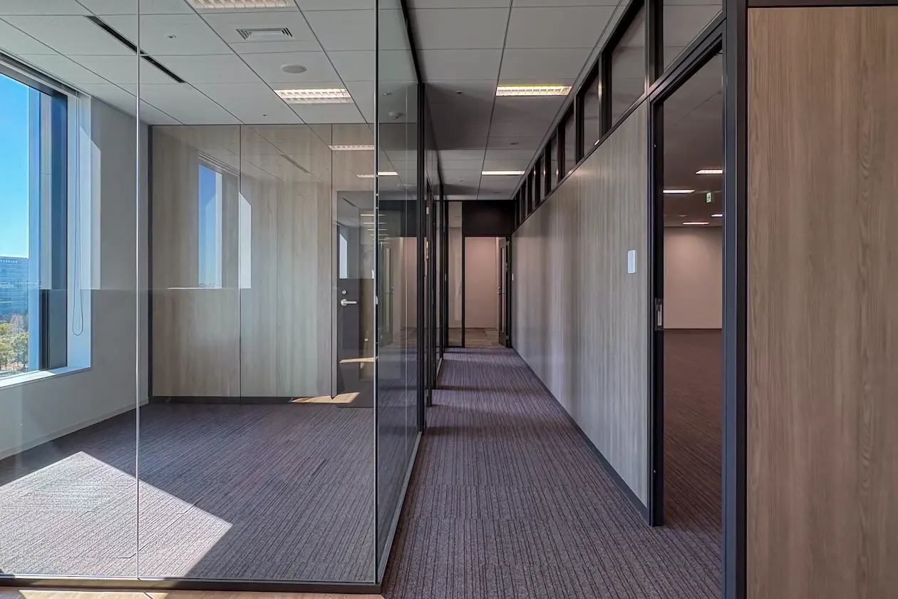 お台場、商業エリア直通の湾岸ビュー居抜きオフィス 室内