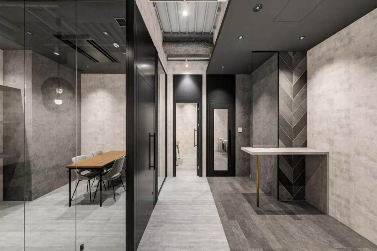 新宿、S級ビルのセットアップ区画、天高3m超え