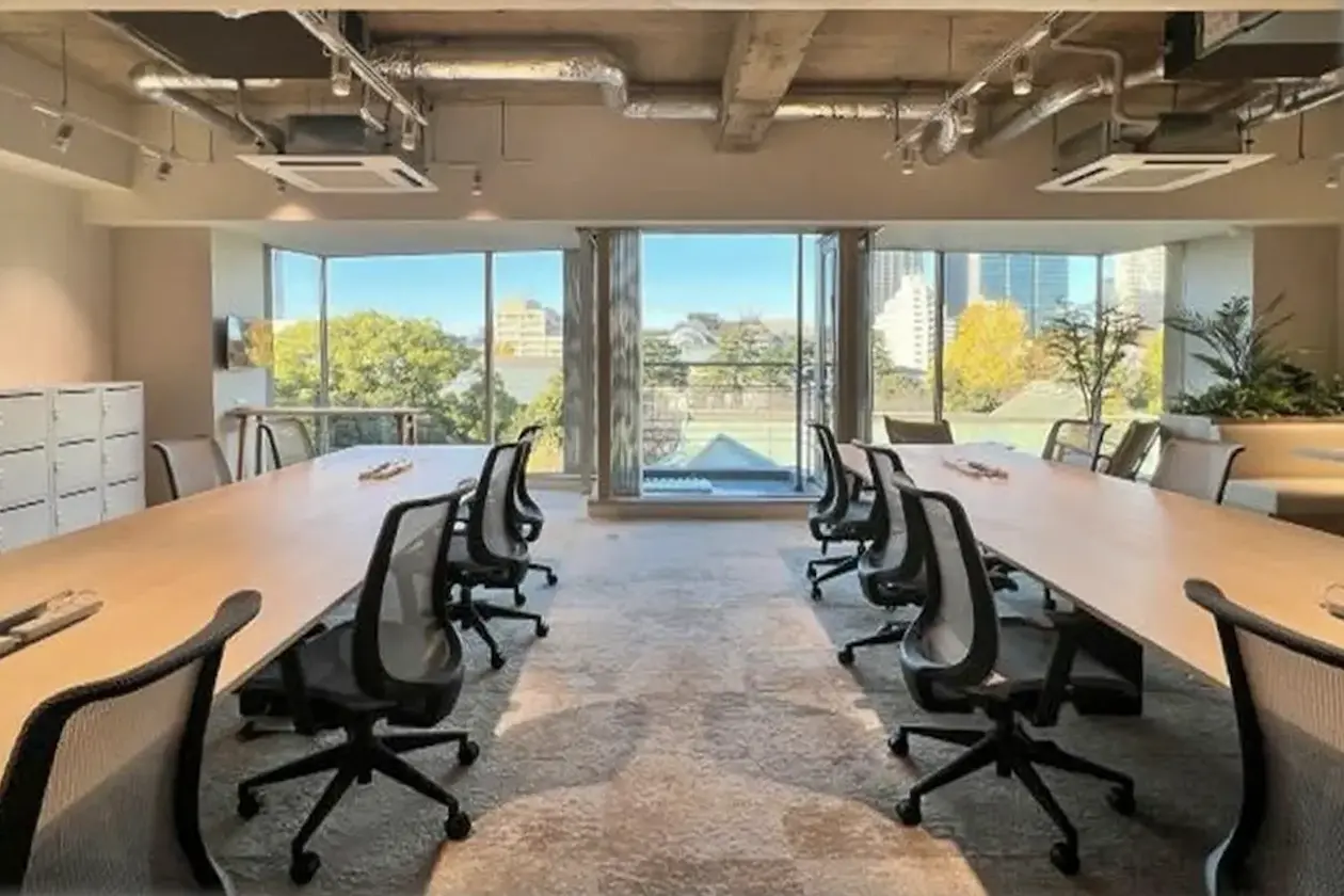 市ヶ谷、抜け感と木の質感が心地よいセットアップ