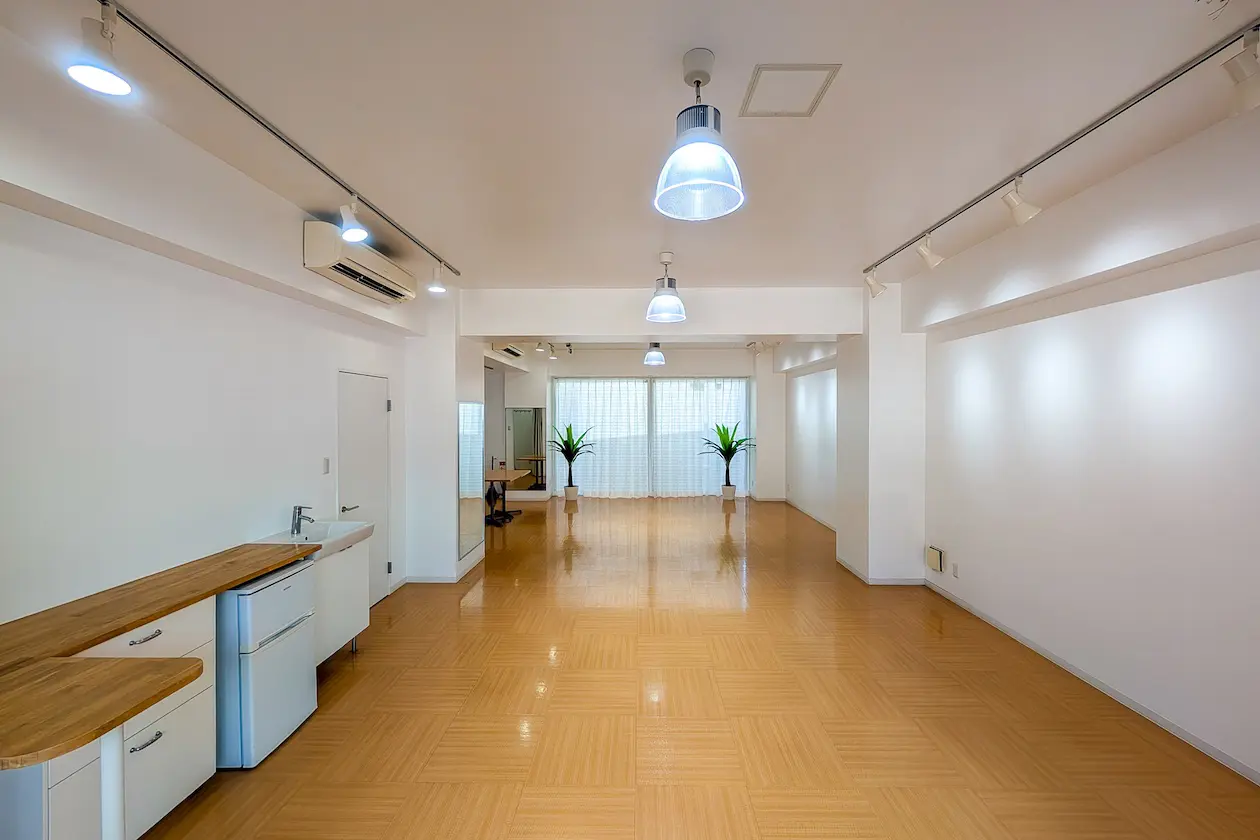 表参道オフィス 木目フロアの温かみのある室内