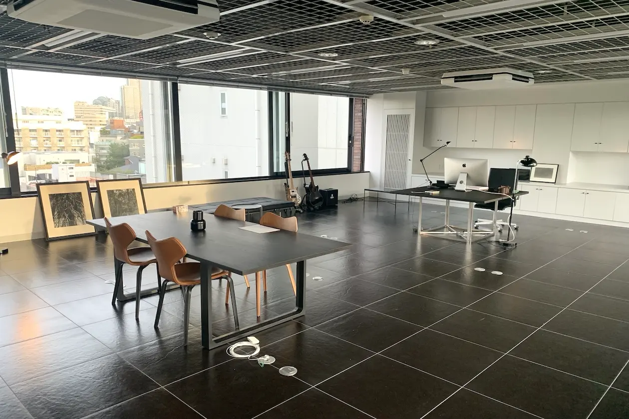 代官山、八幡通り沿いの開放的な居抜きオフィス