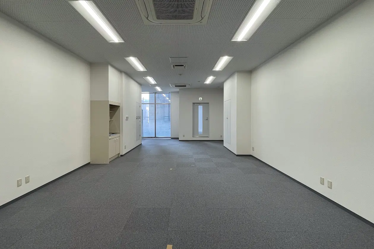 銀座、天井高3mの開放感ある最上階オフィス